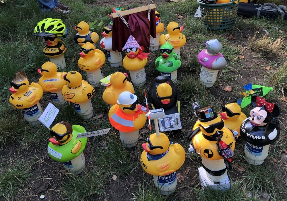 Verschiedene Quietsche Enten auf einem Platz 