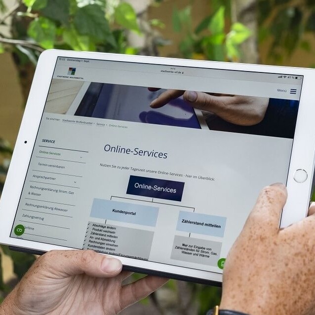 Frau hält ein Tablet in der Hand