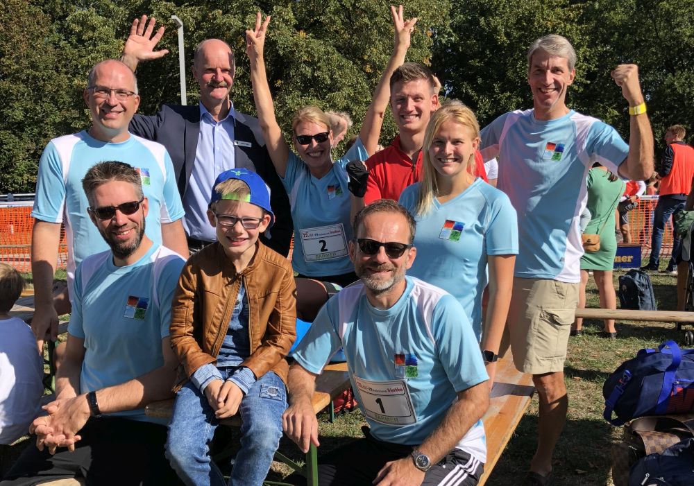 Gruppenfoto von neun Personen 