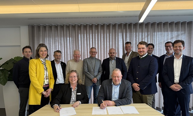 Vertragsunterzeichnung im Hause der Stadtwerke Wolfenbüttel mit Vertretern der IBC, Bürgermeistern, zukünftige Gesellschafter sowie Geschäftsführerin der Stadtwerke