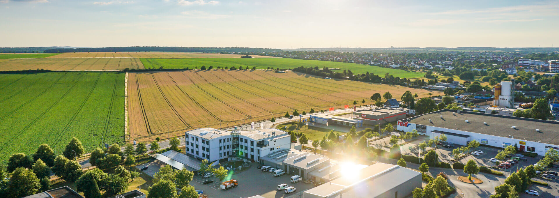 Drohnenaufnahme von dem Firmengebäude und Landschaft 