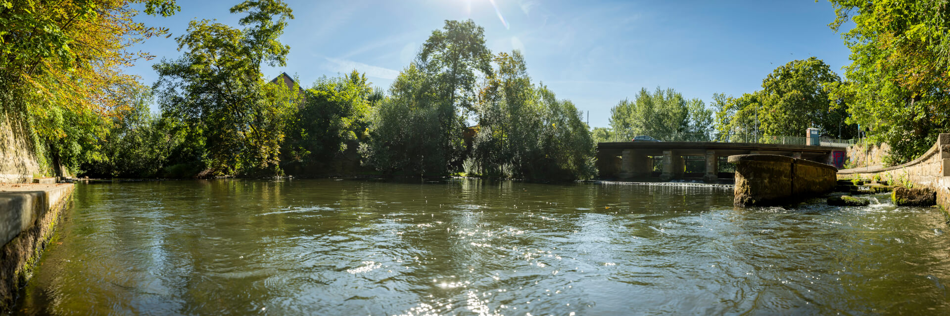 An dem Ufer des Flusses Oker wird der Pegelstand kontrolliert. 