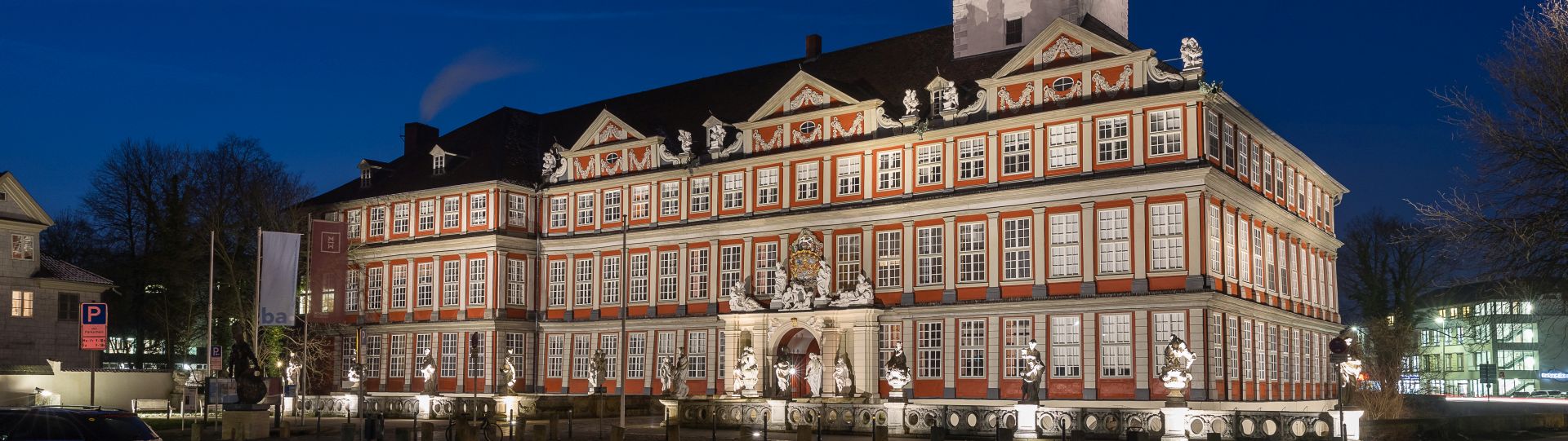 Das Schloss von Wolfenbüttel erstrahlt im Nachthimmel angestrahlt