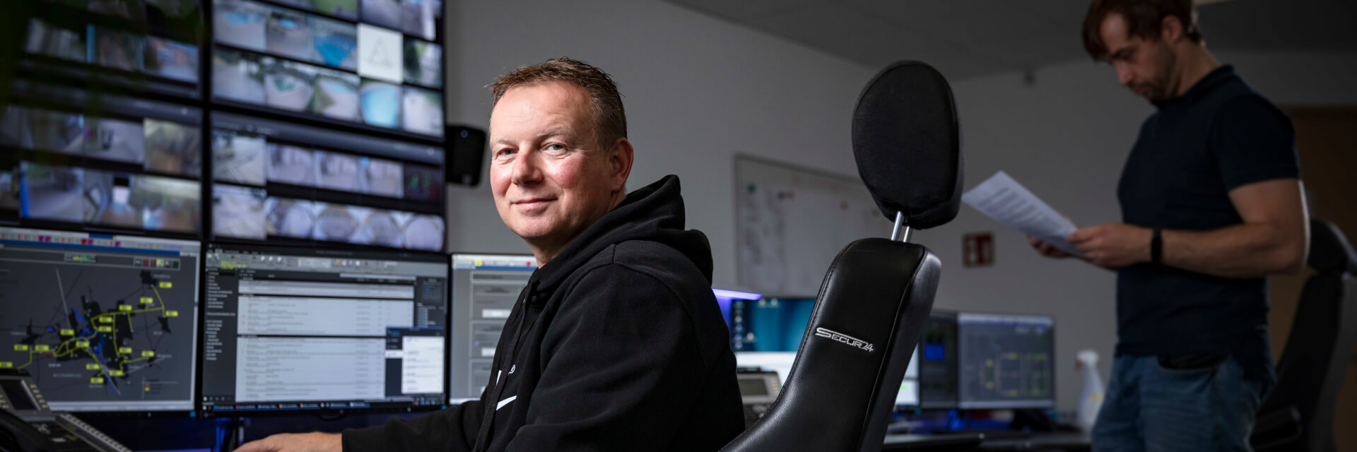 Die Mitarbeiter der Stadtwerke Wolfenbüttel helfen Ihnen bei allen Fragen zur Netzinformation. Zwei der Mitarbeiter befinden sich im Raum und arbeiten an Ihrem Versorgungsnetz.