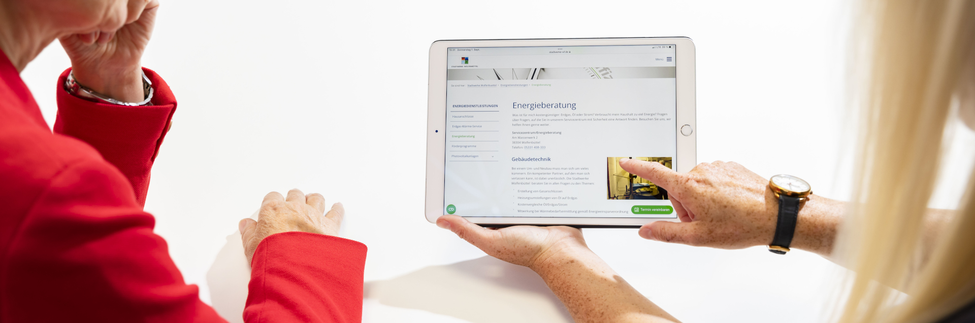 Auf einem Tablet sehen Sie die Website der Stadtwerke Wolfenbüttel und können hier eine Energieberatung beantragen.