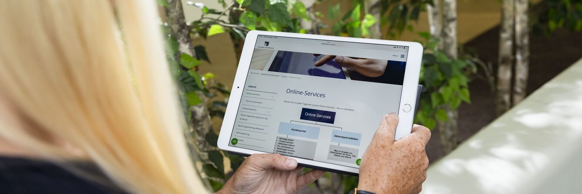 Frau hält ein Tablet in der Hand