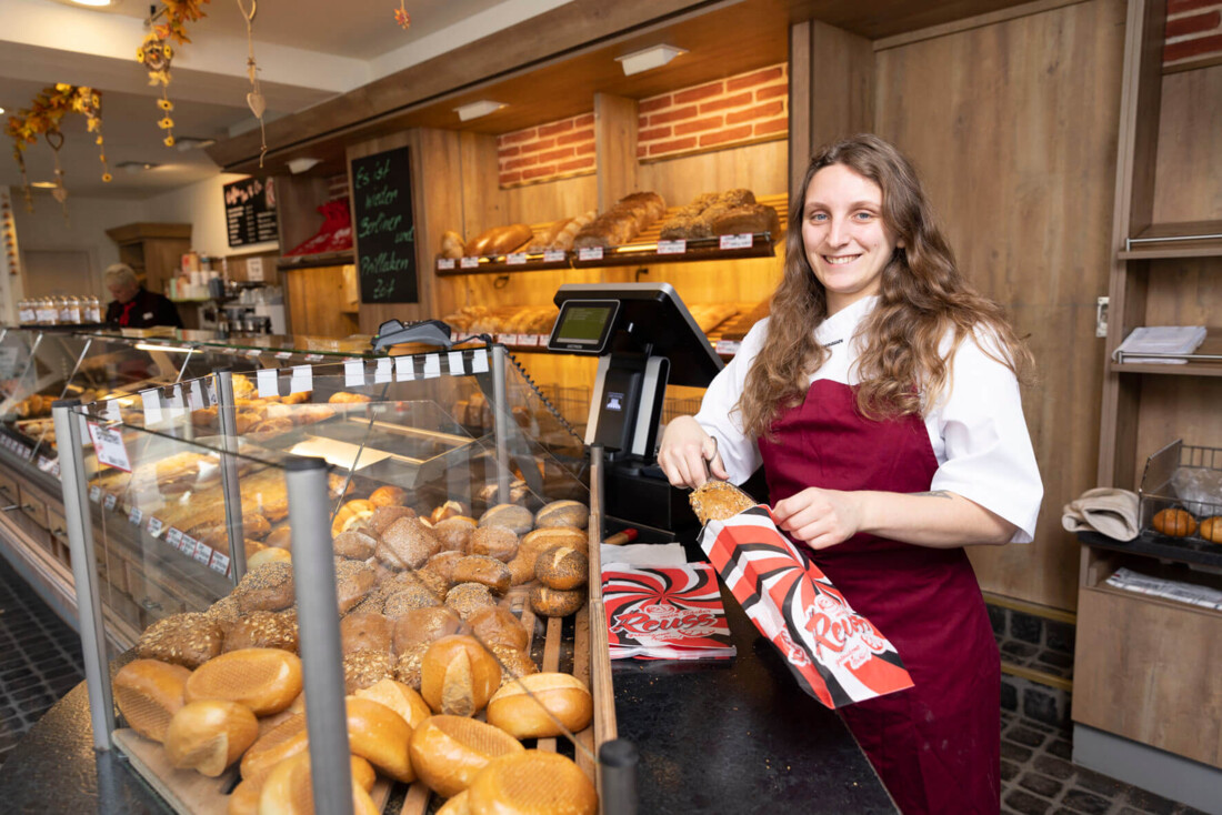 Frau in einer Bäckerei