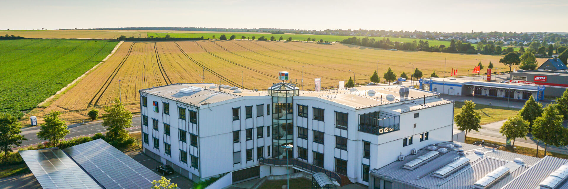 Drohnenaufnahme von dem Firmengebäude 