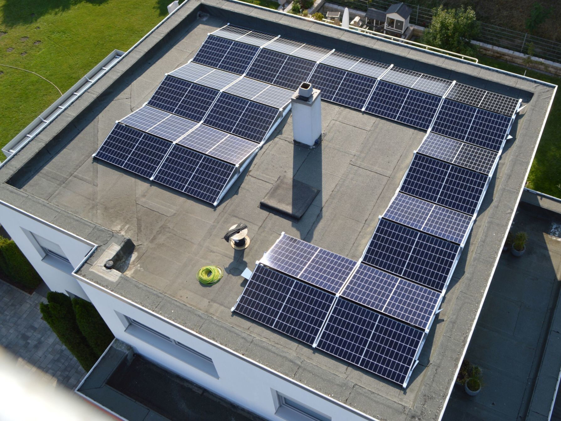 Drohnenaufnahme Photovoltaikanlage auf einem Flachdach 