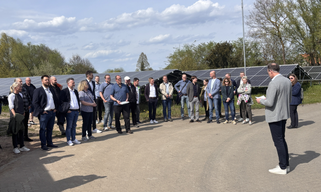 Vertragsunterzeichnung im Haus der Stadtwerke Wolfenbüttel mit allen Projektbeteiligten Männern und Frauen