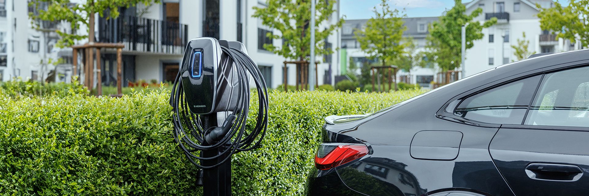 Wir sehen den Fuhrpark der Stadtwerke Wolfenbüttel unter einem Dacht stehen. es handelt sich bei einem Großteil der Autos um Elektrofahrzeuge.
