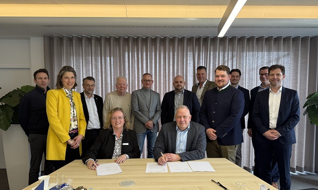 Vertragsunterzeichnung im Haus der Stadtwerke Wolfenbüttel mit allen Projektbeteiligten Männern und Frauen