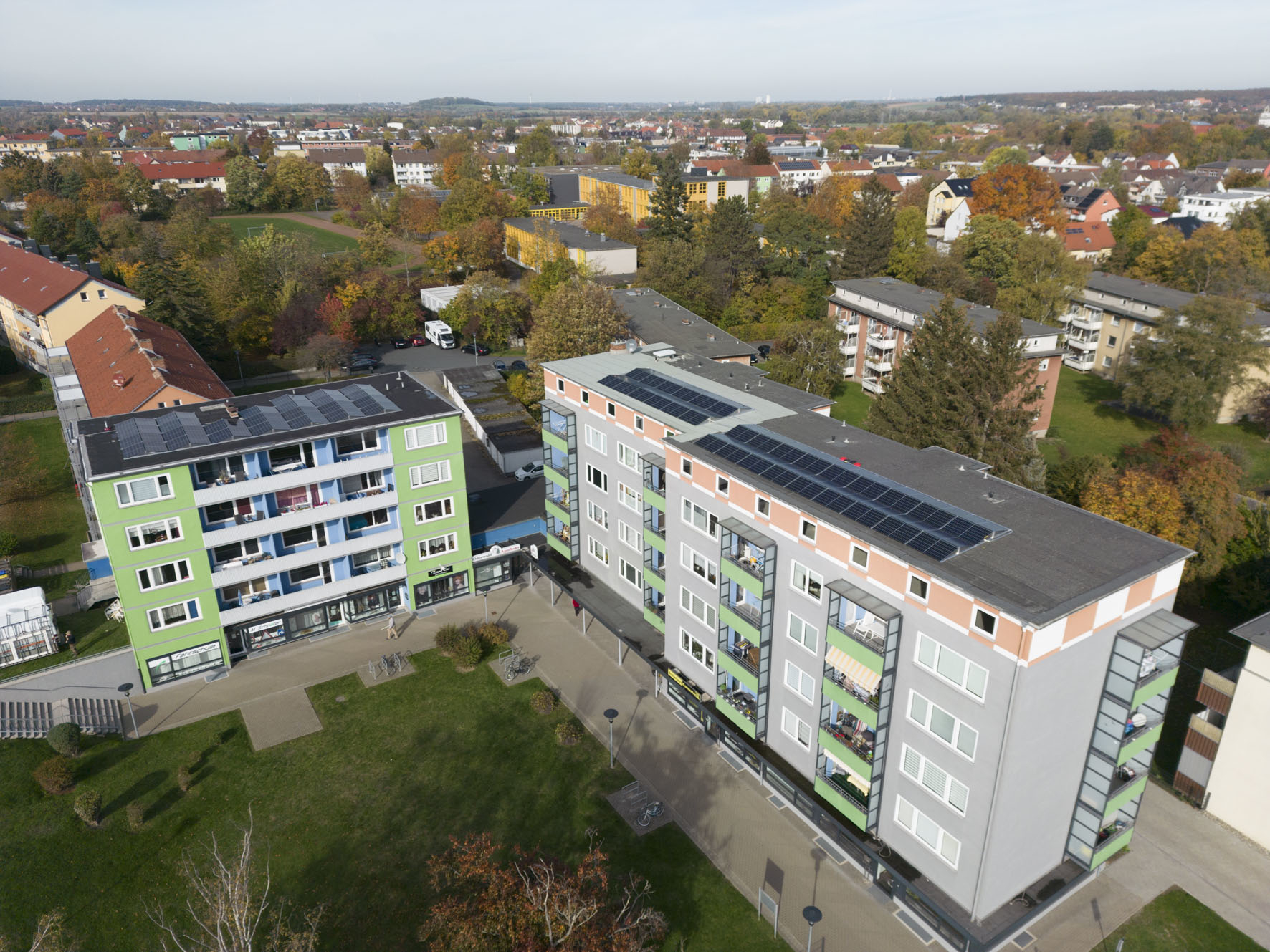 Drohnenaufnahme von zwei Gebäuden 