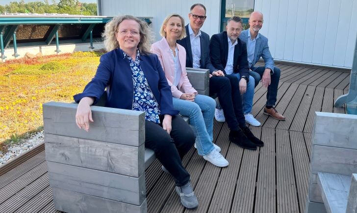 Fünf Personen auf der Dachterrasse 