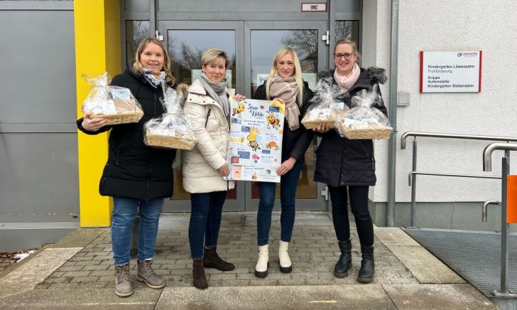 Vier Frauen mit Geschenken in den Händen