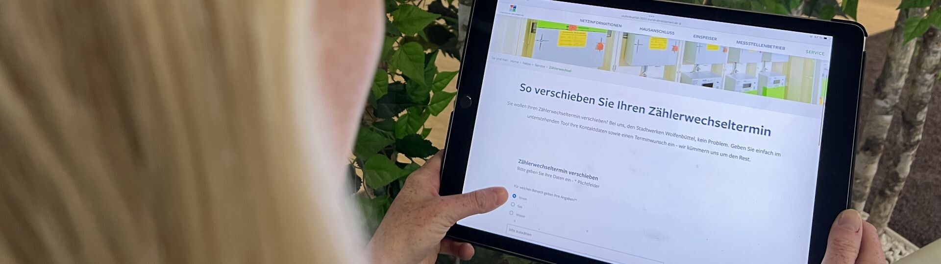 Frau hält ein Tablet in der Hand