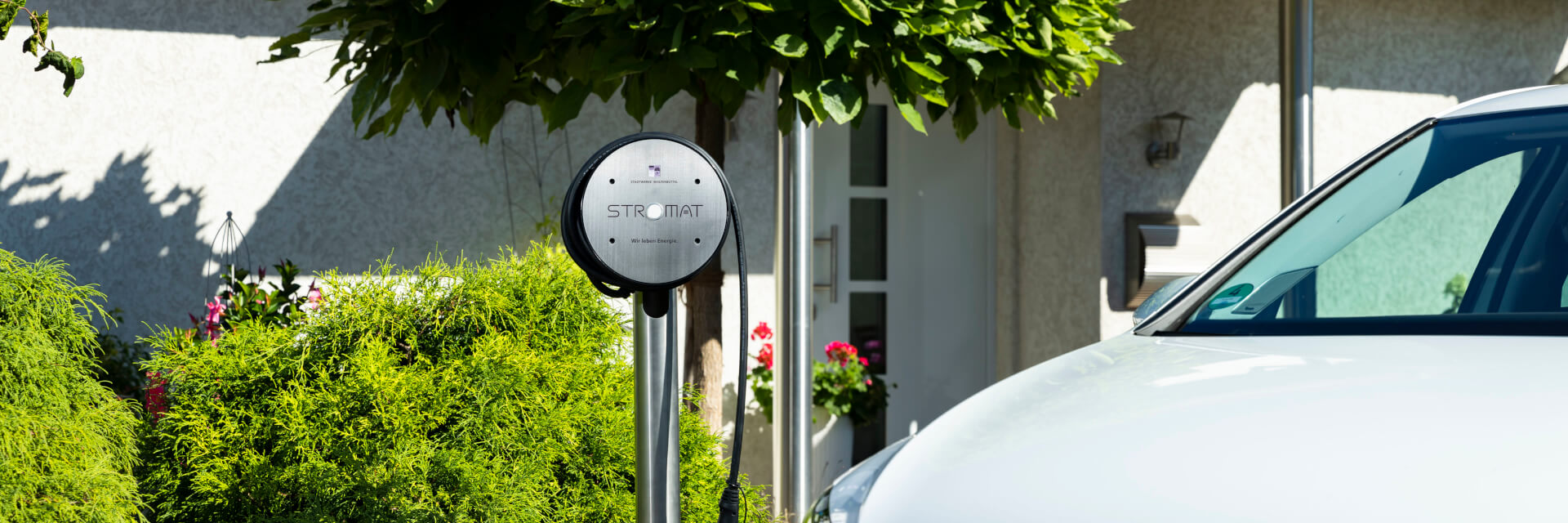 Ein Elektroauto wird geladen an dem Stromat, der Wallbox der Stadtwerke Wolfenbüttel, angeschlossen