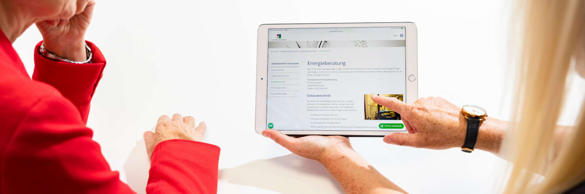 Auf einem Tablet sehen Sie die Website der Stadtwerke Wolfenbüttel und können hier eine Energieberatung beantragen.