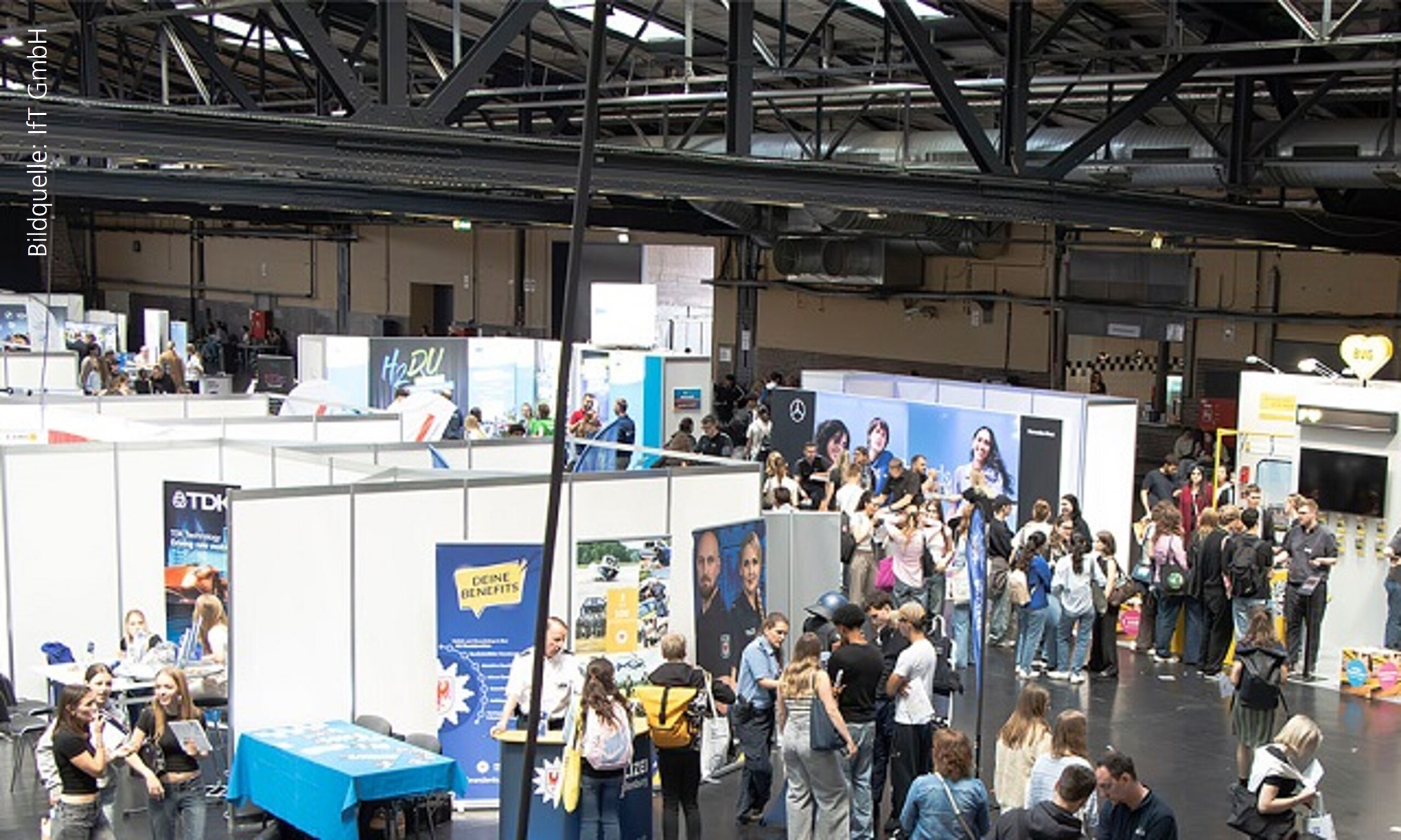 Messehalle mit vielen jungen Besucherinnen und Besuchern, Ausbildungsmesse IfT GmbH